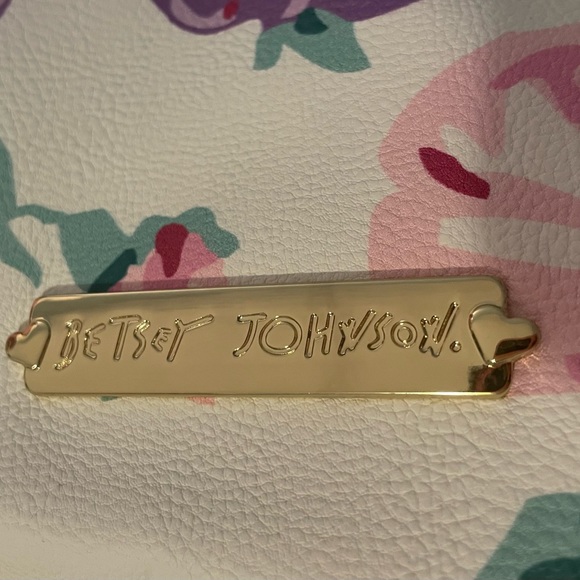 Perfect condition Betsey Johnson girls/women’s faux leather backpack. - Picture 7 of 8